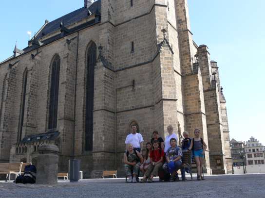 Skupinové foto před kostelem