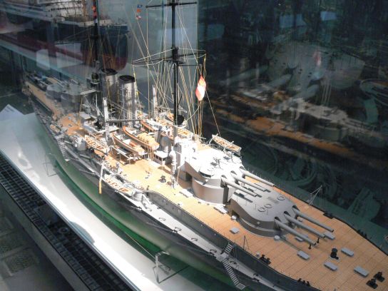 50. Zmenšený model válečné lodi
