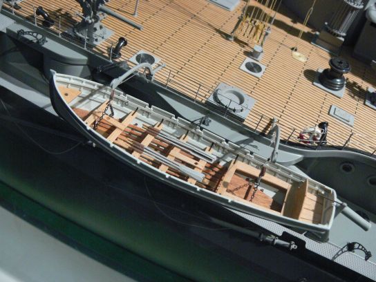 53. Záchranný člun u zmenšného modelu válečné lodi
