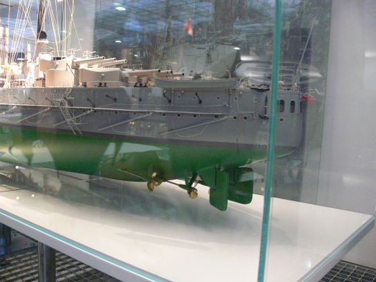 54. Dolní část modelu válečné lodi
