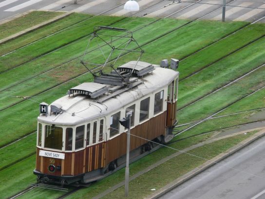 14. Stará tramvaj (šalina) na trávě. 
