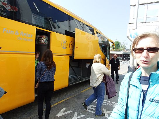 1. Příjezd žlutým autobusem
