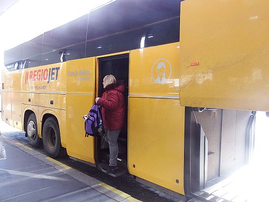3. Účastníci ze Sokolova vystupují z autobusu na Florenci

