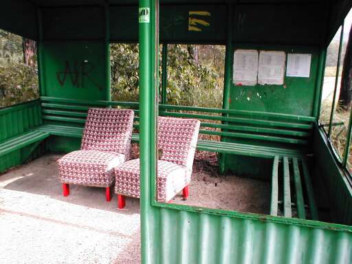 Autobusová čekárna s plyšovými sedačkami