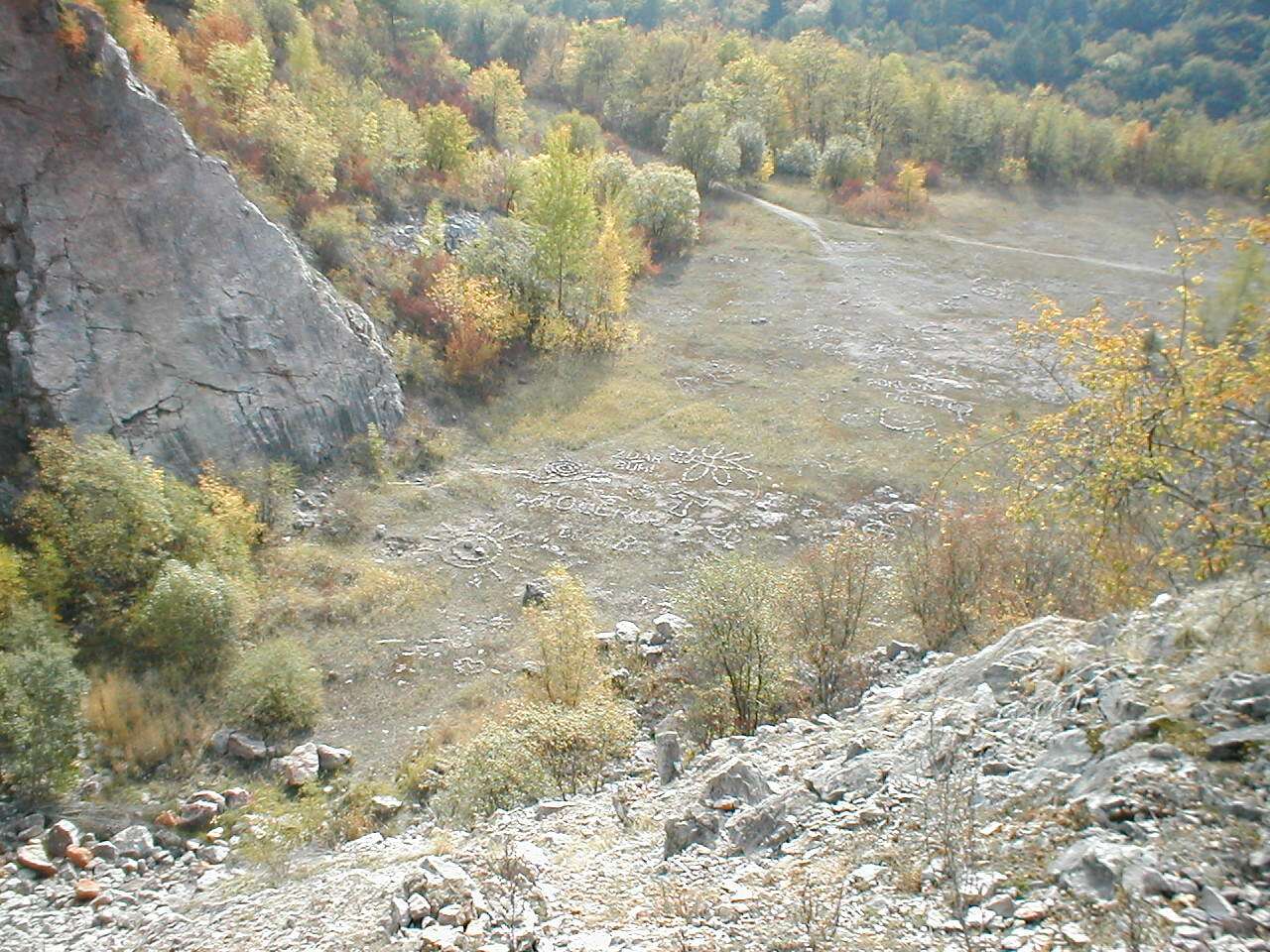 Pohled do údolí na obrázky z kamení
