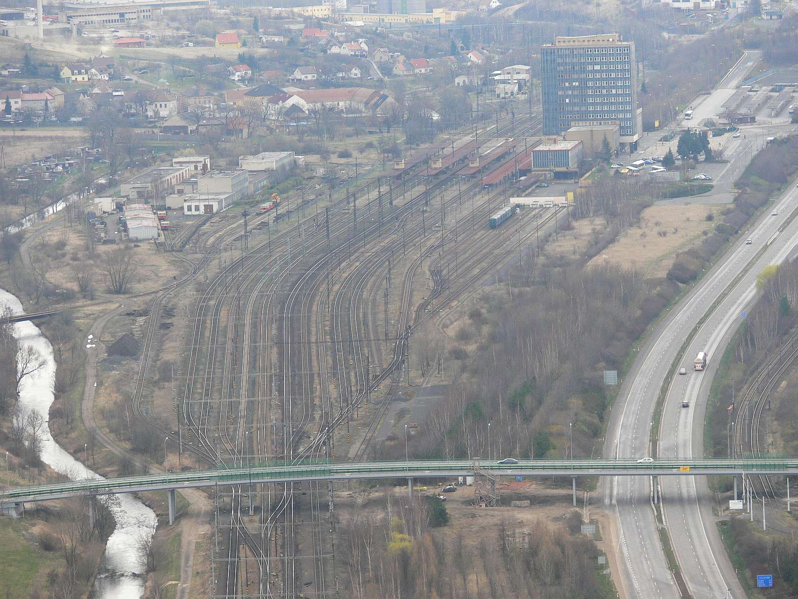 Pohled z Hněvína na  mostecké nádraží