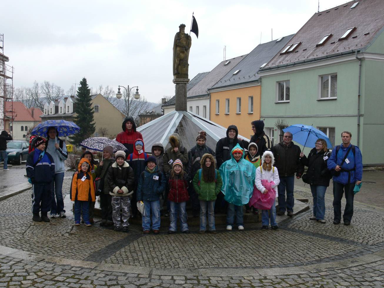 Skupinové foto na náměstí