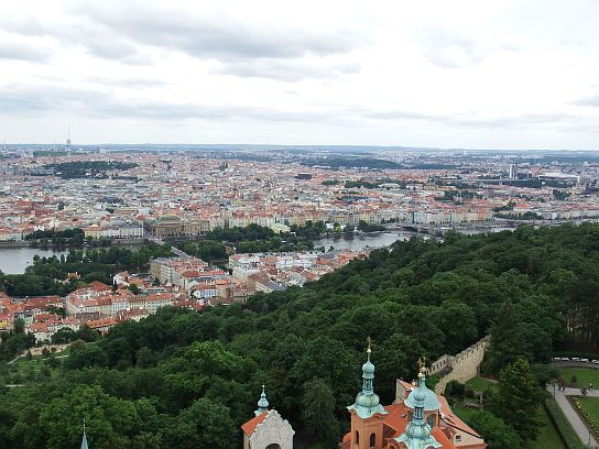 17. Výhled z Petřínské rozhledny na Prahu.
