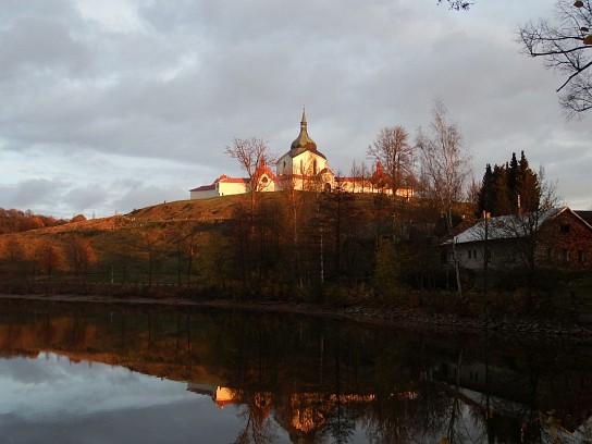 15. Zelená hora ozářená sluncem
