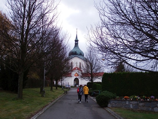 18. Pohled od hřbitova ke kostelu
