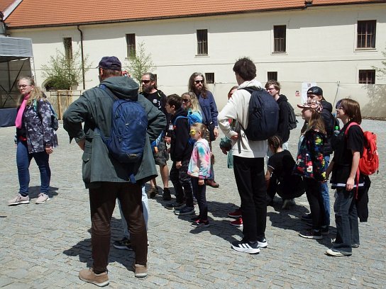8. Na zámeckém nádvoří
8. Na zámeckém nádvoří