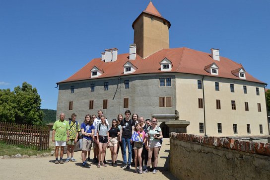 22. Skupinové foto s větším záběrem na hrad.
22. Skupinové foto s větším záběrem na hrad.