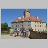 22. Skupinové foto s větším záběrem na hrad.
