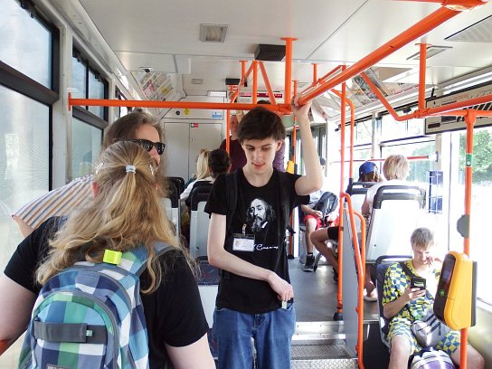 31. V tramvaji (šalině).
31. V tramvaji (šalině).