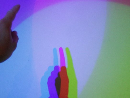 8. Stín v různých barvách.
