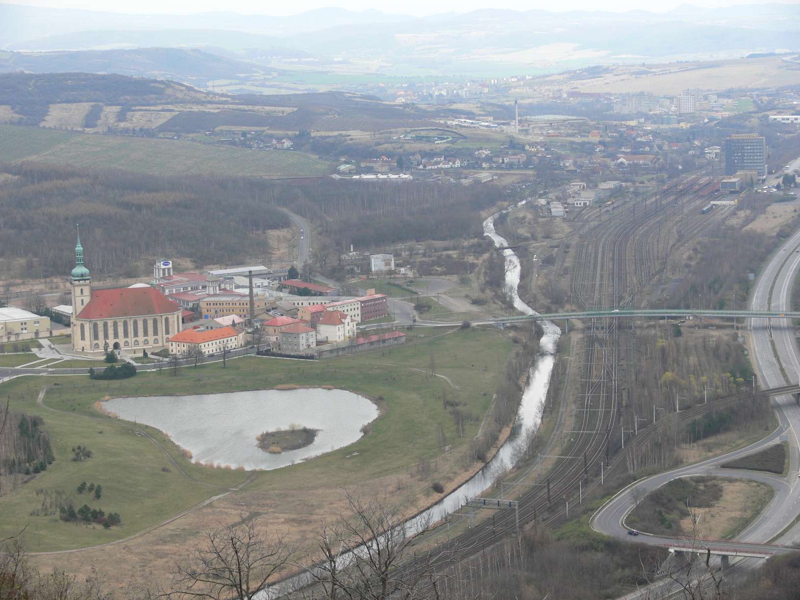 Pohled z Hněvína na nádraží a přesunutý kostel