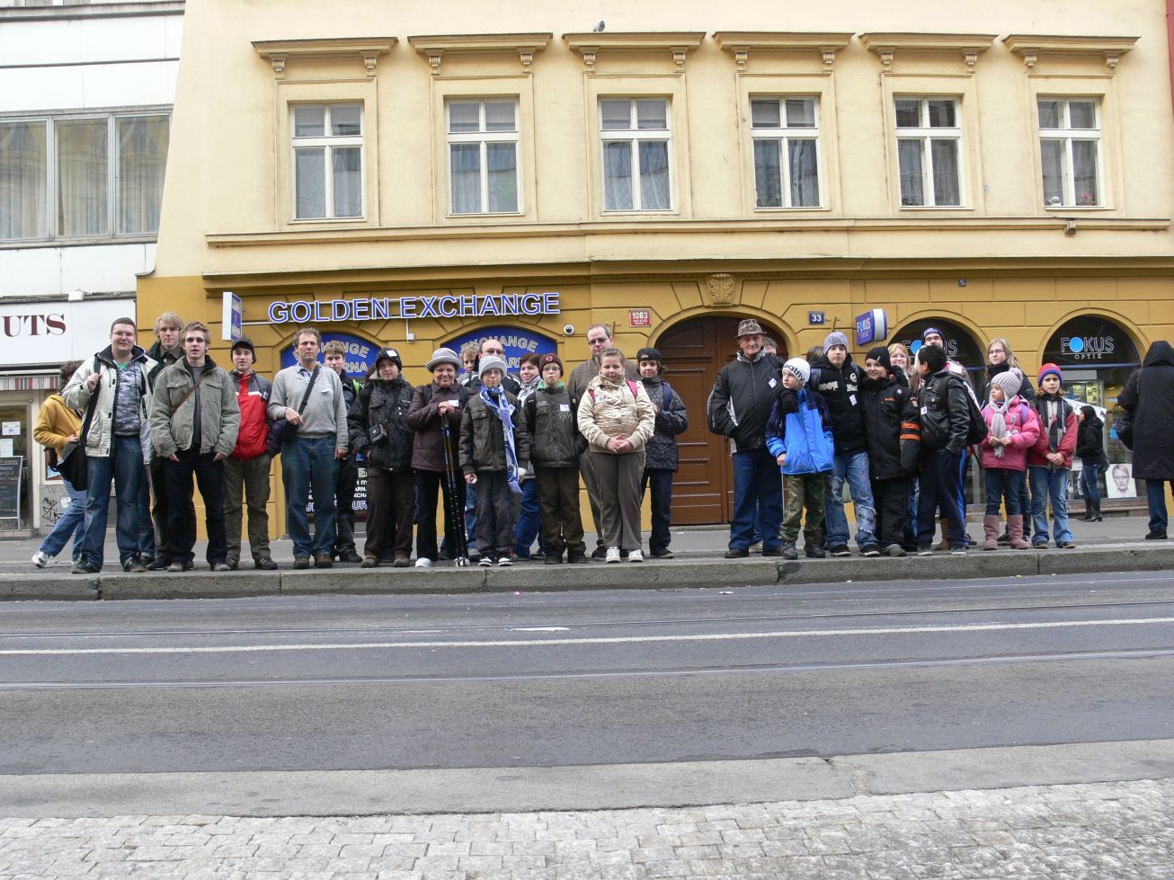 12. Skupinové foto na zastávce
