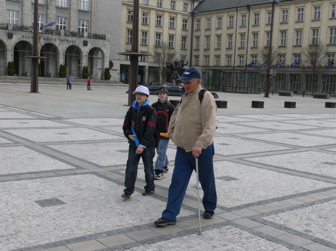 22. Účastníci srazu na náměstí
