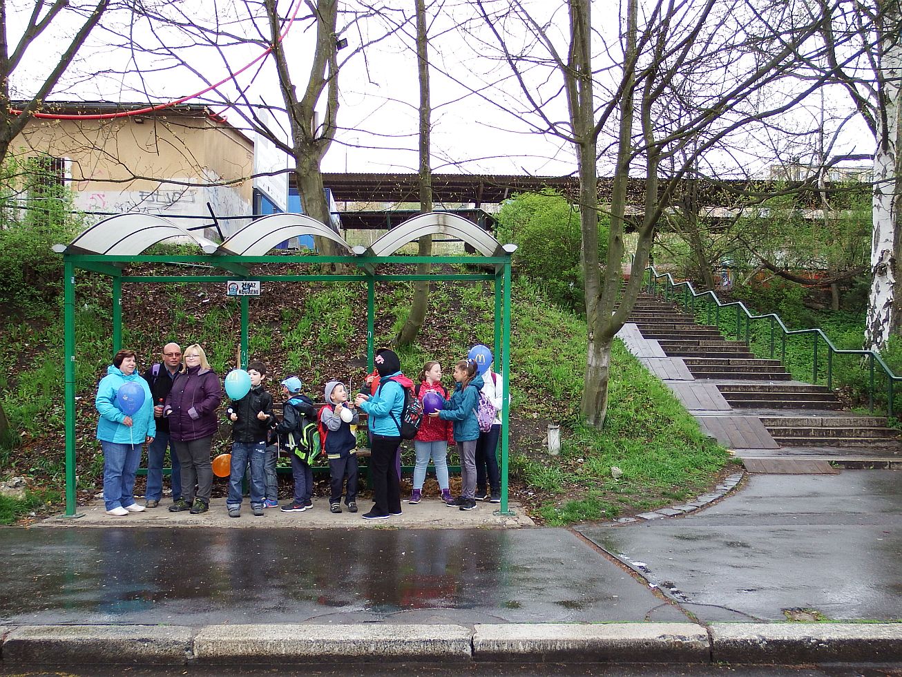 81. V autobusové čekárně před nádražím
