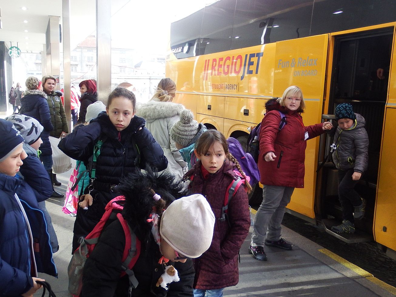 4. Účastníci ze Sokolova vystupují z autobusu na Florenci
