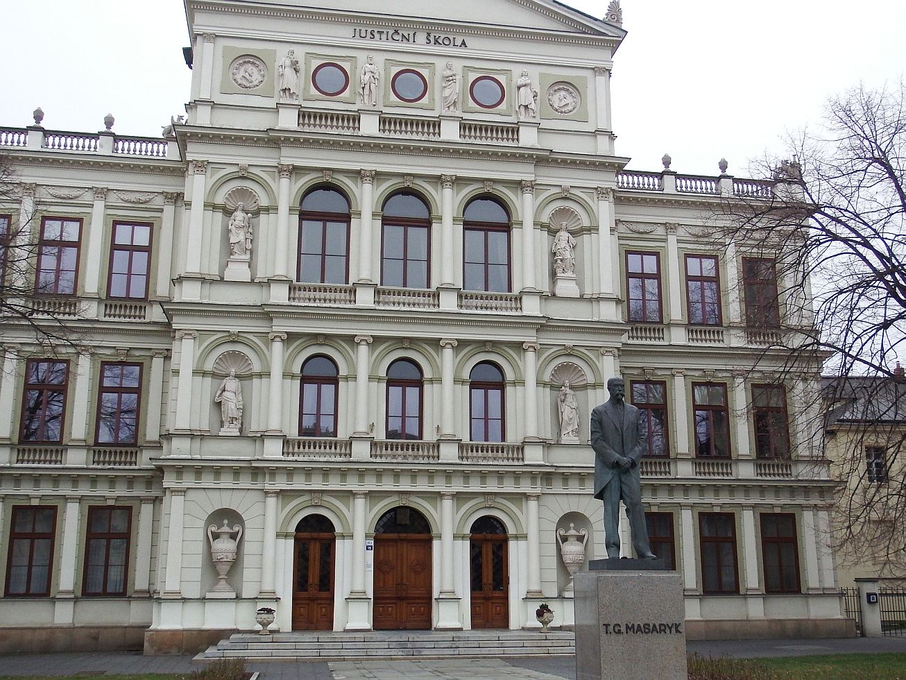 10. Justiční škola
