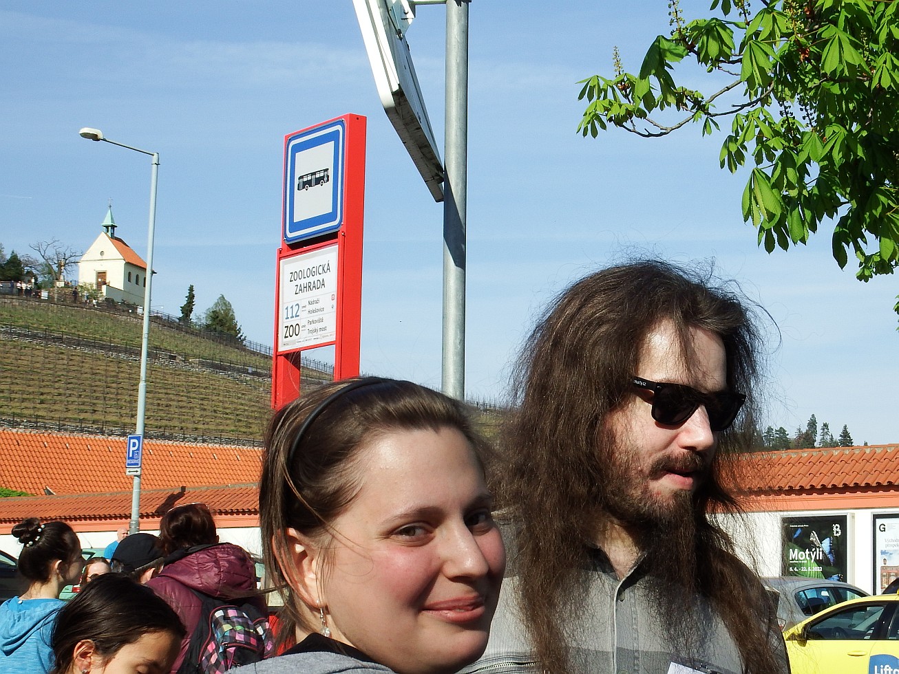 43. Na zastávce autobusu

