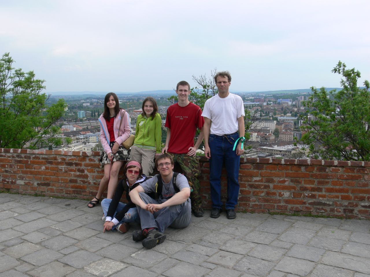 Skupinové foto na hradě s výhledem na Brno