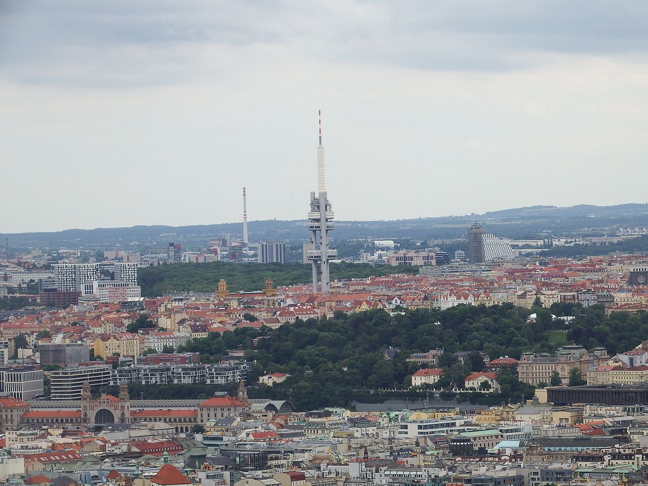 19. Pohled na Prahu s žižkovským vysílačem.
