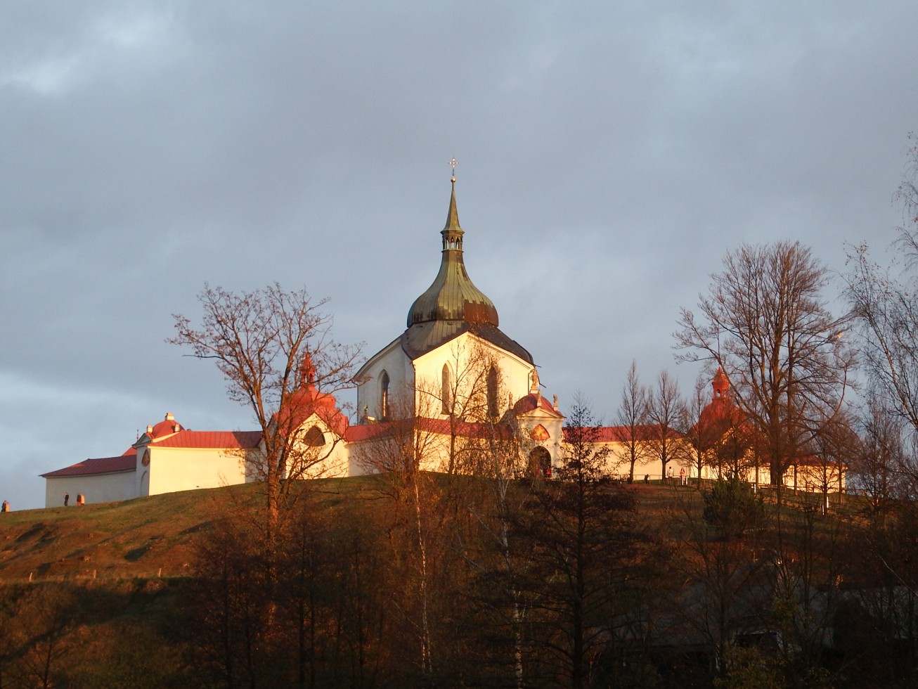 16. Zelená hora ozářená sluncem
