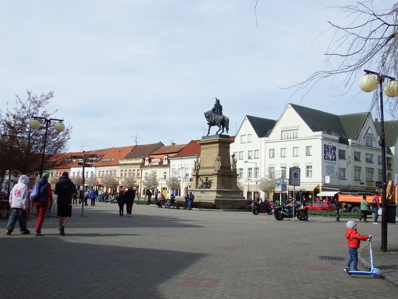 30. Náměstí

