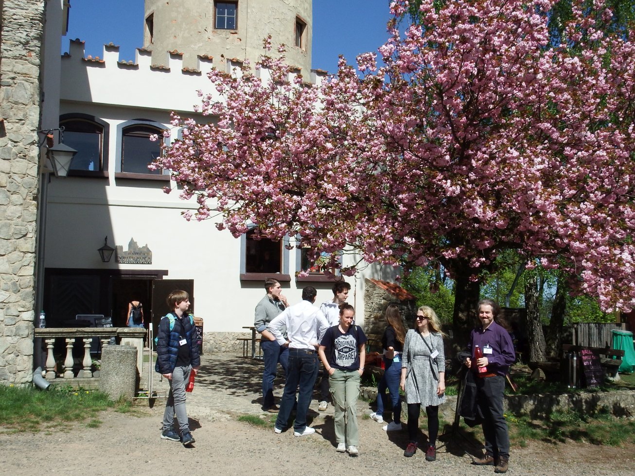 15. U občerstvení na Doubravce
